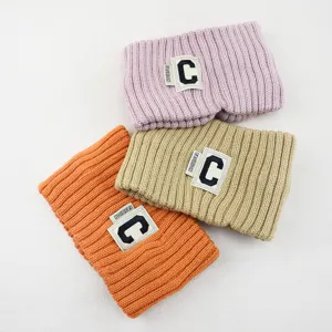 Bandeau en tricot doux avec écusson lettre, serre-tête large pour le yoga et le lavage du visage.
