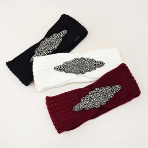 Primo piano della fascia in maglia con strass, fascia calda invernale e accessorio per yoga.