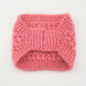 Dettaglio fascia in maglia rosa, morbido paraorecchie invernale accessorio capelli.