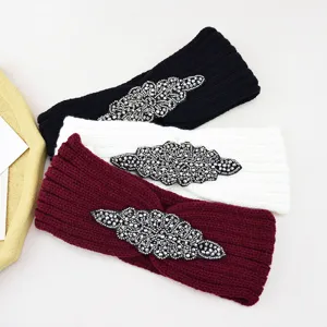 Primo piano di fasce per capelli in maglia con strass, accessori invernali caldi, stile accogliente.