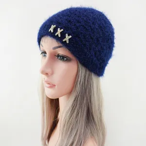 Vista dettagliata del cappello invernale in maglia soffice blu scuro con decoro strass.