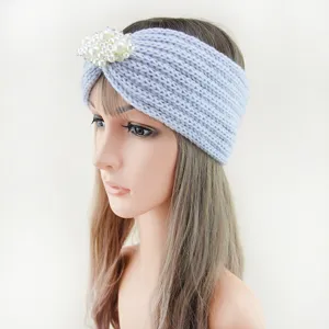 Bandeau d'hiver en tricot confortable avec décoration de perles, parfait pour un style chaleureux.