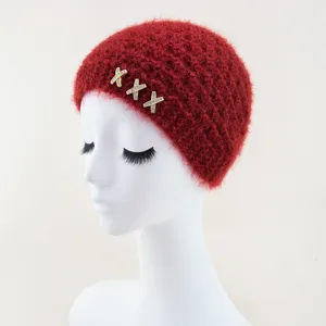 Cappello invernale in maglia soffice rossa con accessori di strass X, morbido e caldo.