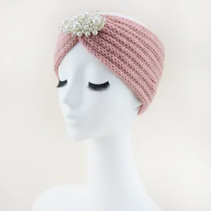 Bandeau tricoté rose avec perles pour femmes, bandeau d'hiver chaud et accessoire capillaire chic.