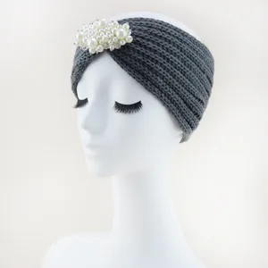 Gros plan sur le bandeau en tricot gris avec perles, accessoire de cheveux d'hiver chic.