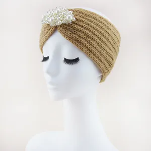 Vue détaillée du élégant bandeau en tricot beige orné de perles fines et de cristaux brillants.