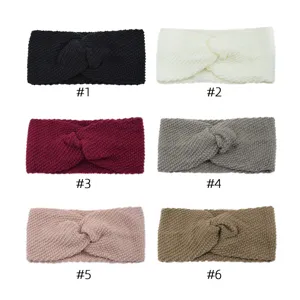 Detailansicht kuscheliger Strick-Kopfbander in vielen Farben fur warme Winter-Stylings.