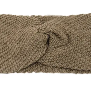 Nahaufnahme Detail des gestrickten Twist Stirnbands in Khaki, warmes Ohrenschutzer Haaraccessoire.