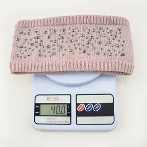 Gedetailleerd overzicht van een gebreide hoofdband met strass, warme haaraccessoire winter 40g.