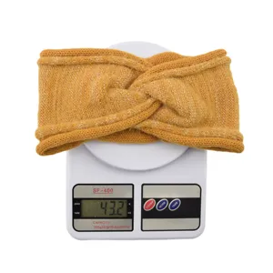 Gestreiftes Strick Stirnband mit Silberfaden, warmer Winter Haarschmuck fuer Damen.