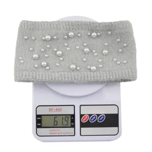 Graues gestricktes Perlen Stirnband für Damen, kuscheliges warmes Haarband mit künstlichen Perlen.