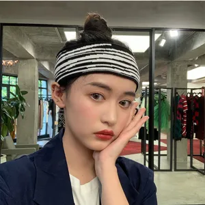 Bandeau tricoté à rayures zébrées noires et blanches, accessoire de cheveux tendance pour le sport.