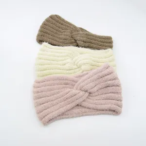 Nahaufnahme der gestrickten Twist-Haarband-Textur mit weichem Nerz und Silbergarnen.