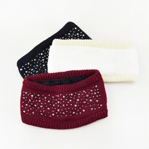Gedetailleerd overzicht van winterse gebreide haarbanden met strass en zachte fleece voering.
