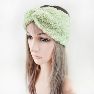 Nahaufnahme Detail des hellgrünen flauschigen Twist-Stirnband, weiches Winter-Haaraccessoire.