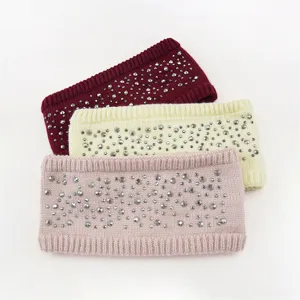 Detailopname van warme gebreide fleece haarbanden met strass steentjes in kleuren.