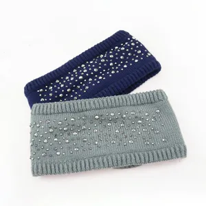 Close-up van gebreide haarbanden met strass, zachte en warme haaraccessoire voor de winter.