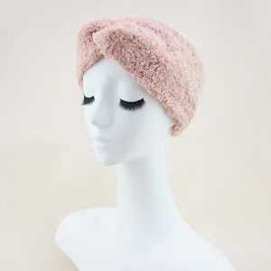 Weiches plueschiges rosa Twist-Stinband fuer Damen, dickes warmes Winter-Haaraccessoire.