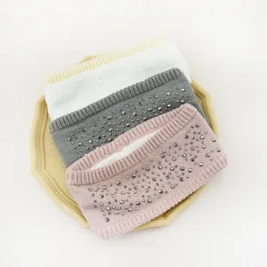 Warme gebreide haarband voor de winter met schitterende strass, zacht gevoerd haaraccessoire.