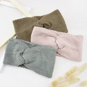 Gestricktes Twist Stirnband Set aus weichem Garn, ideal fur warme Ohren im kalten Winter.