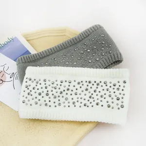 Detailopname van de strass gebreide haarband, warme gevoerde wollen haaraccessoire voor de winter.