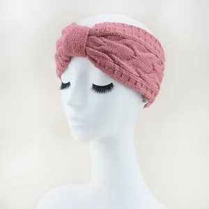 Vista dettagliata della fascia intrecciata in maglia rosa, accessorio per capelli caldo.