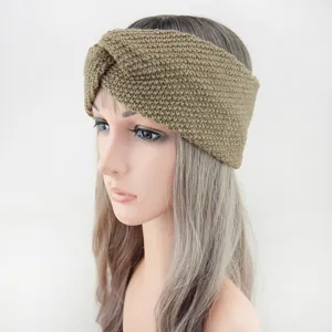 Detailansicht eines gemütlichen, gestrickten Stirnbands in Khaki, idealer Ohrenwärmer.