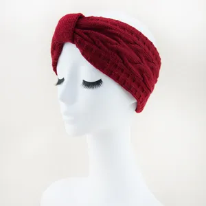 Vista dettagliata fascia treccia lavorata a maglia, morbida trama treccia lana, accessorio capelli inverno.