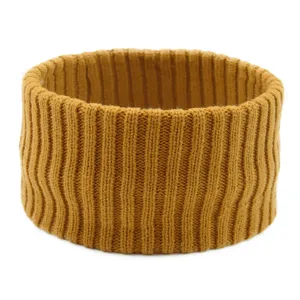 Vue détail du bandeau tricoté côtelé, bande de cheveux chaude épaisse jaune moutarde.