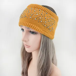 Gedetailleerd overzicht van mosterdgeel gebreide haarband met strass voor winterse warmte.
