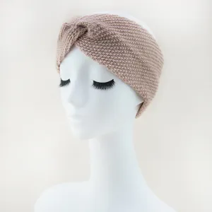 Detailansicht des Strickstirnbands mit weicher Wollstruktur für warme Ohren und Gesichtspflege.
