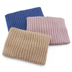Gros plan détaillé de bandeaux de tête tricotés et doux en bleu, rose ainsi qu'en kaki.