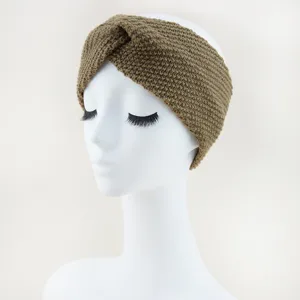 Nahaufnahme des gestrickten Stirnbands mit kuscheliger Wolltextur und feiner Detailverarbeitung.