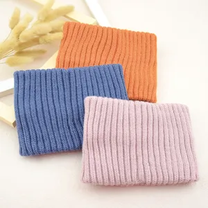 Gros plan détail de bandeau tricoté côtelé, accessoire de cheveux doux en plusieurs couleurs.