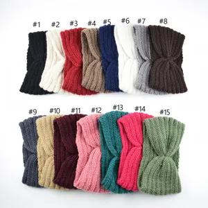 Strick Stirnband Detail zeigt verschiedene Farben, warmes Twist Design für den Winter.