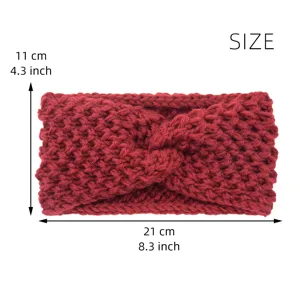 Détail bandeau tricoté croisé, accessoire cheveux large rouge foncé, dimensions 21x11cm.