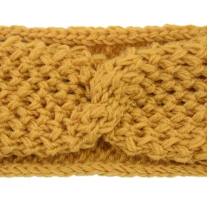 Gros plan détaillé du bandeau tricoté jaune montrant une texture en laine et un design élastique.