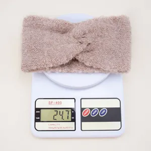 Fascia per capelli in morbido tessuto peluche lavorato a maglia per comfort quotidiano.