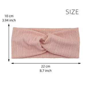 Vue détaillée du bandeau torsadé en tricot, bandeau élastique rose à motif losanges sport.