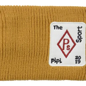 Gros plan détail du bandeau tricoté jaune avec patch brodé, accessoire de cheveux en laine texturée.