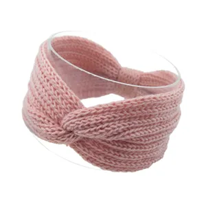 Roze gebreide twist haarband detail, zacht haaraccessoire voor sport en dagelijks.