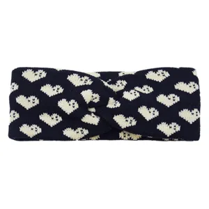 Nahaufnahme des dunkelblauen Strick-Haarbands mit weißen Jacquard-Herzmustern und Zopfknoten.