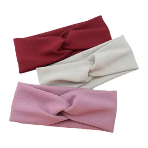 Breathable elastic twisted headband, soft fabric detail for sports, yoga and face washing.
