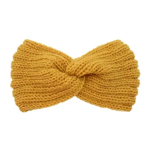 Details van gebreide twist haarband, mosterdgele winter haaraccessoire, zachte stof.