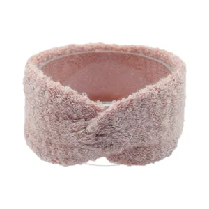 Dettaglio fascia per capelli torsa in peluche rosa con morbida trama lavorata a maglia ed elastica.
