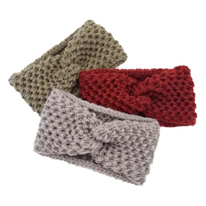 Vue détaillée de bandeaux torsadés en tricot épais de plusieurs couleurs, accessoires chauds.
