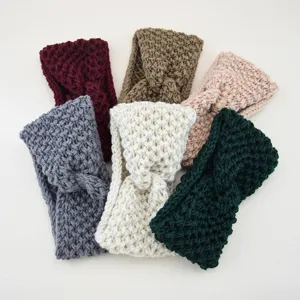 Gros plan détaillé de bandes de tête croisées en tricot coloré, texture de laine douce.