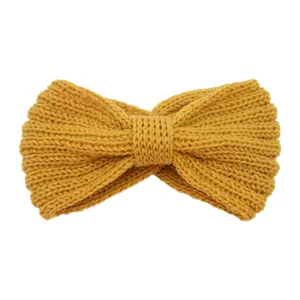 Gebreide haarband detailopname, gele kruis strik haarband, zacht warm haar accessoire.