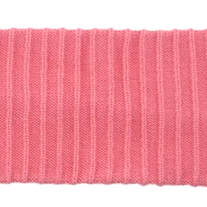 Détail du tissu bandeau tricoté côtelé rose, vue de texture gros plan matière laine douce.