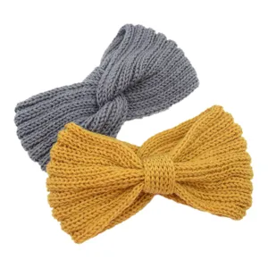 Gebreide haarband detailweergave, gezellige winter haaraccessoire in grijs en geel.